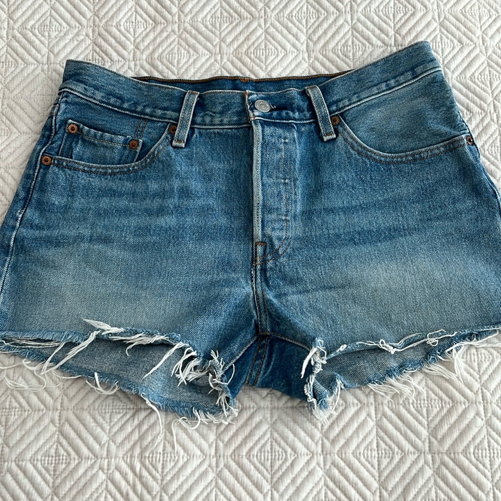 Women’s Levi’s 501 short size 28